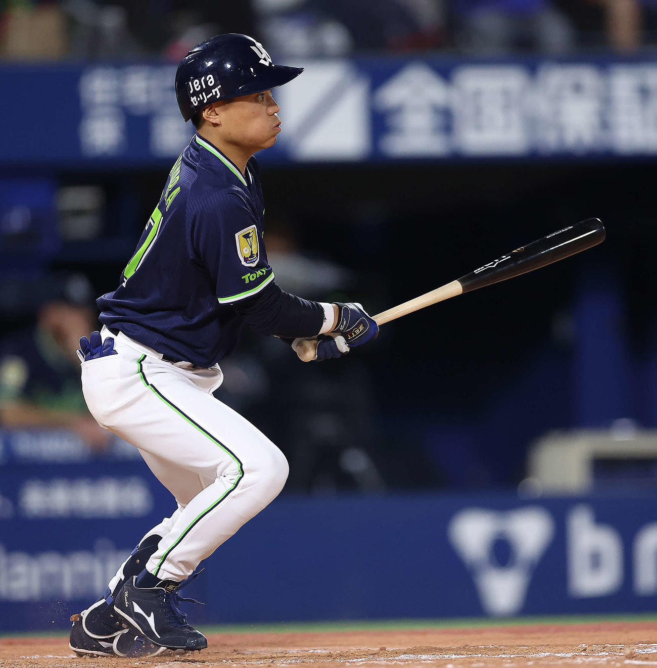 DeNA対ヤクルト　7回表ヤクルト1死三塁、中前適時打を放つ中村（撮影・河田真司）