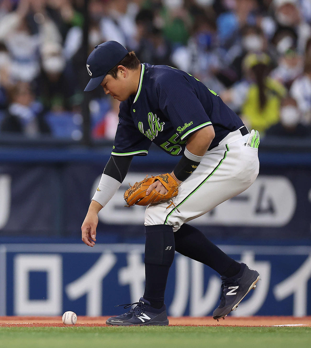 DeNA対ヤクルト　1回裏DeNA1死、京田の打球をファンブルする村上（撮影・河田真司）