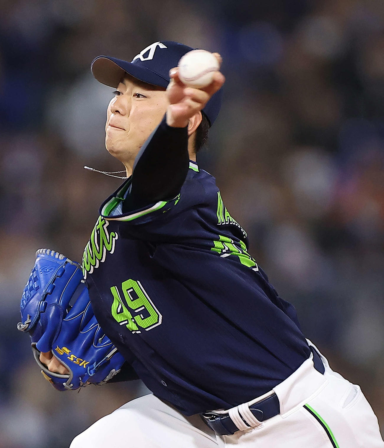 DeNA対ヤクルト　5回裏DeNA2死二塁、2番手で登板する成田（撮影・河田真司）