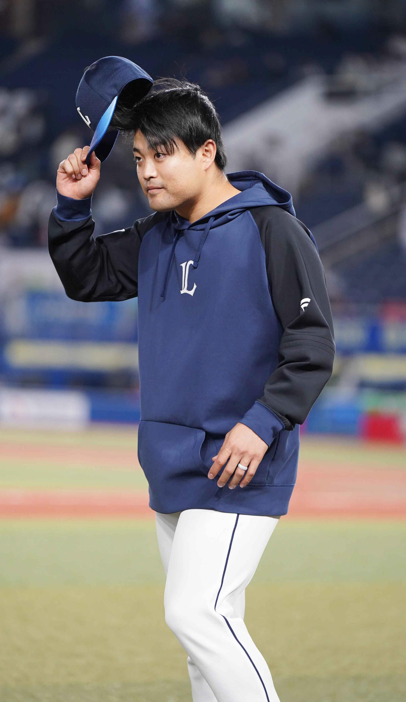 ロッテ対西武　ヒーローインタビューを終え帽子を取ってファンの声援に応える西武先発の松本（撮影・小沢裕）