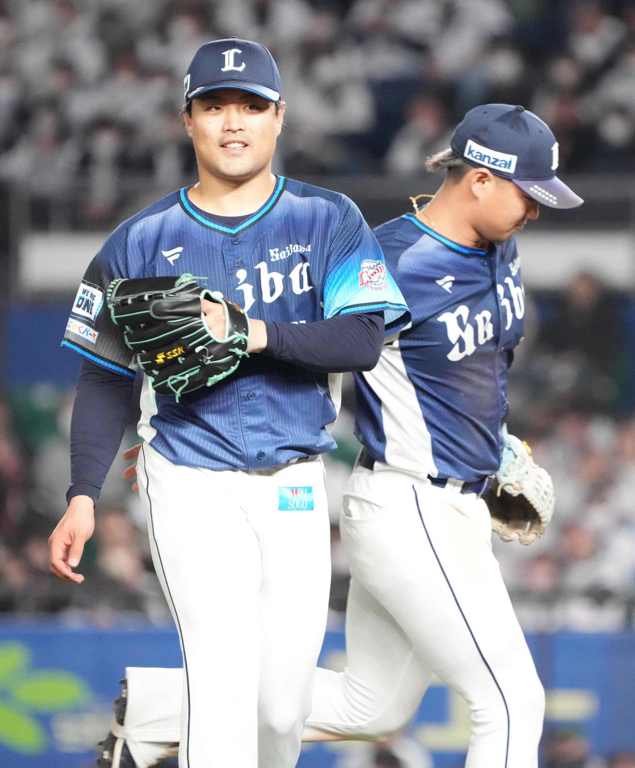 ロッテ対西武　7回裏ロッテ2死一塁、代打角中の三ゴロを処理した佐藤龍（右）と笑顔でグラブタッチする西武先発の松本（撮影・小沢裕）