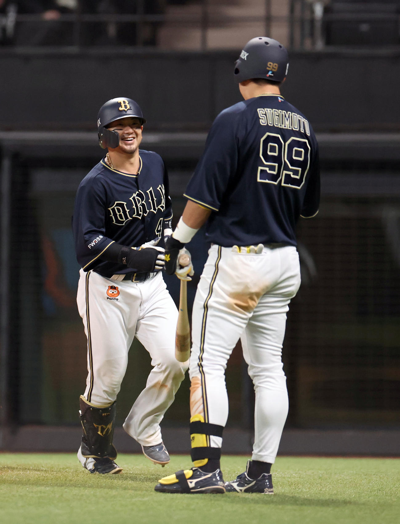 日本ハム対オリックス　7回表オリックス無死、森（左後方）は右越え本塁打を放ち杉本と笑顔でタッチを交わす（撮影・佐藤翔太）