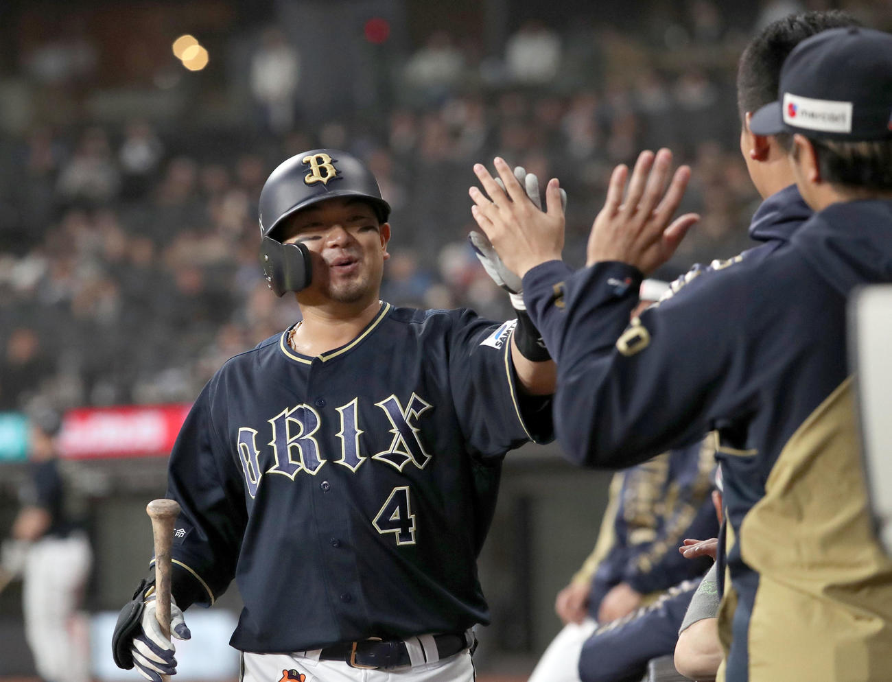 日本ハム対オリックス　7回表オリックス無死、森（左後方）は右越え本塁打を放ちナインに出迎えられる（撮影・佐藤翔太）