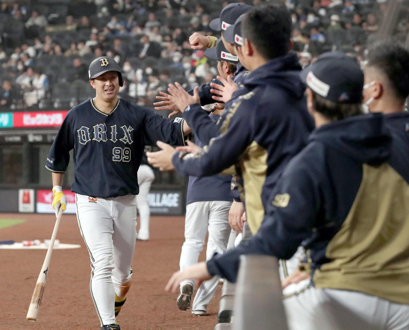 日本ハム対オリックス　5回表オリックス無死、杉本は右越え本塁打を放ちナインに出迎えられる（撮影・佐藤翔太）