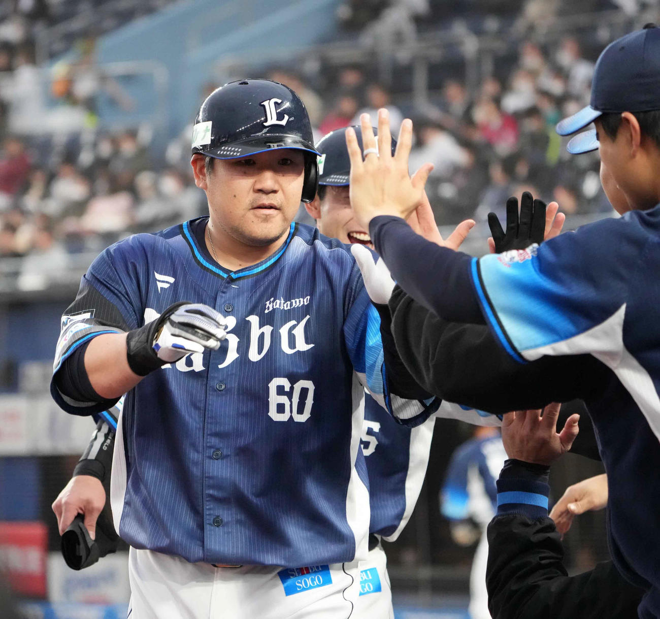ロッテ対西武　1回表西武2死二塁、中村は左越えに先制の2点本塁打を放ちベンチのナインの祝福を受ける（撮影・小沢裕）