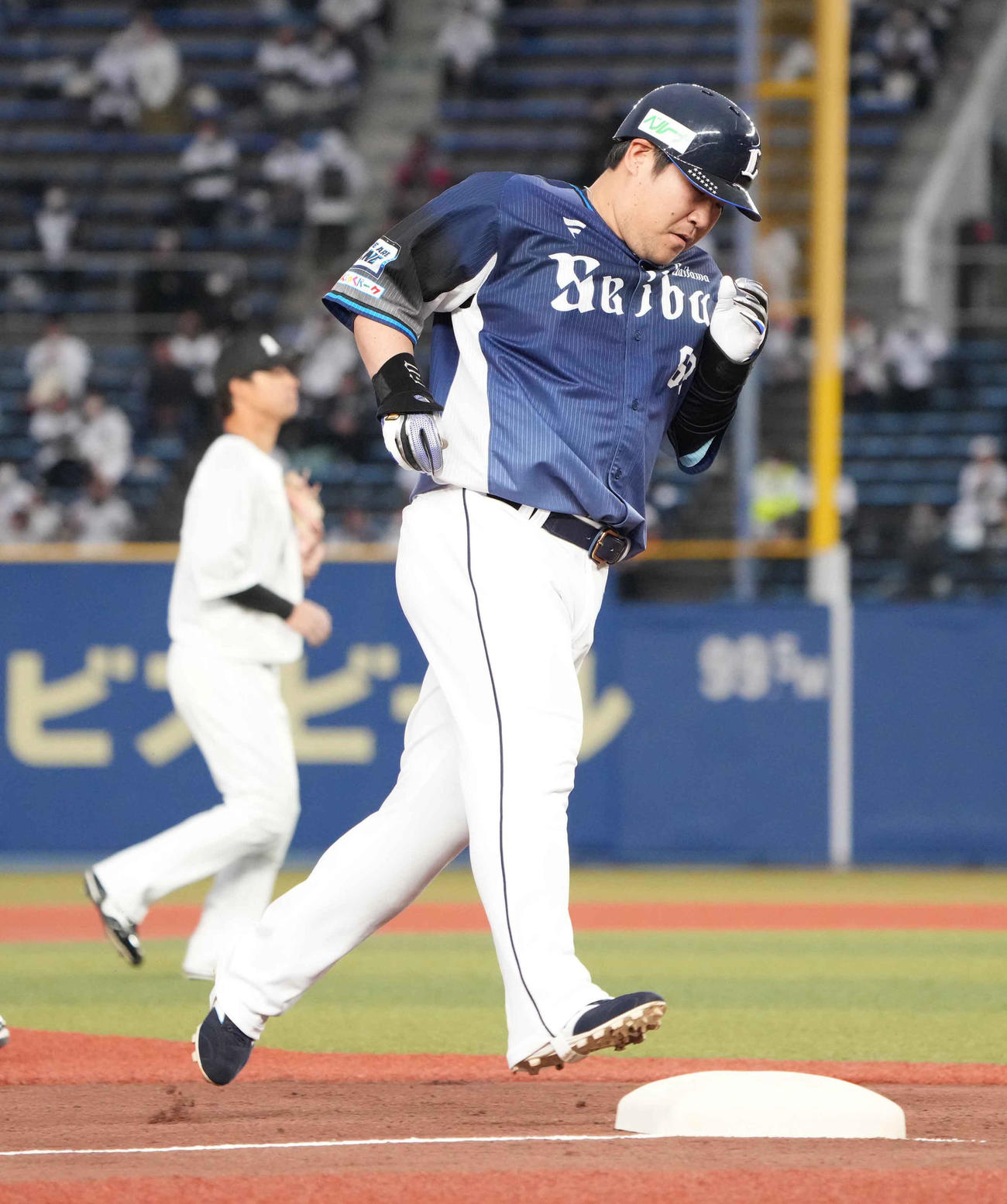 ロッテ対西武　1回表西武2死二塁、中村は左越えに先制の2点本塁打を放ち三塁を回る（撮影・小沢裕）