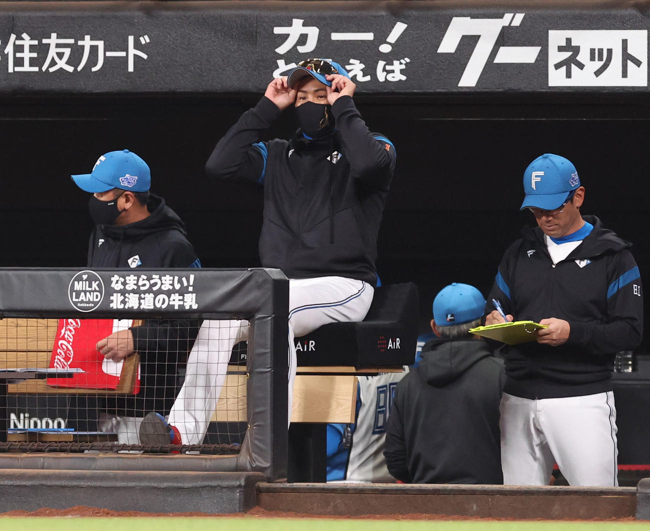 日本ハム対オリックス　ベンチからグラウンドを見つめる日本ハム新庄監督（撮影・佐藤翔太）