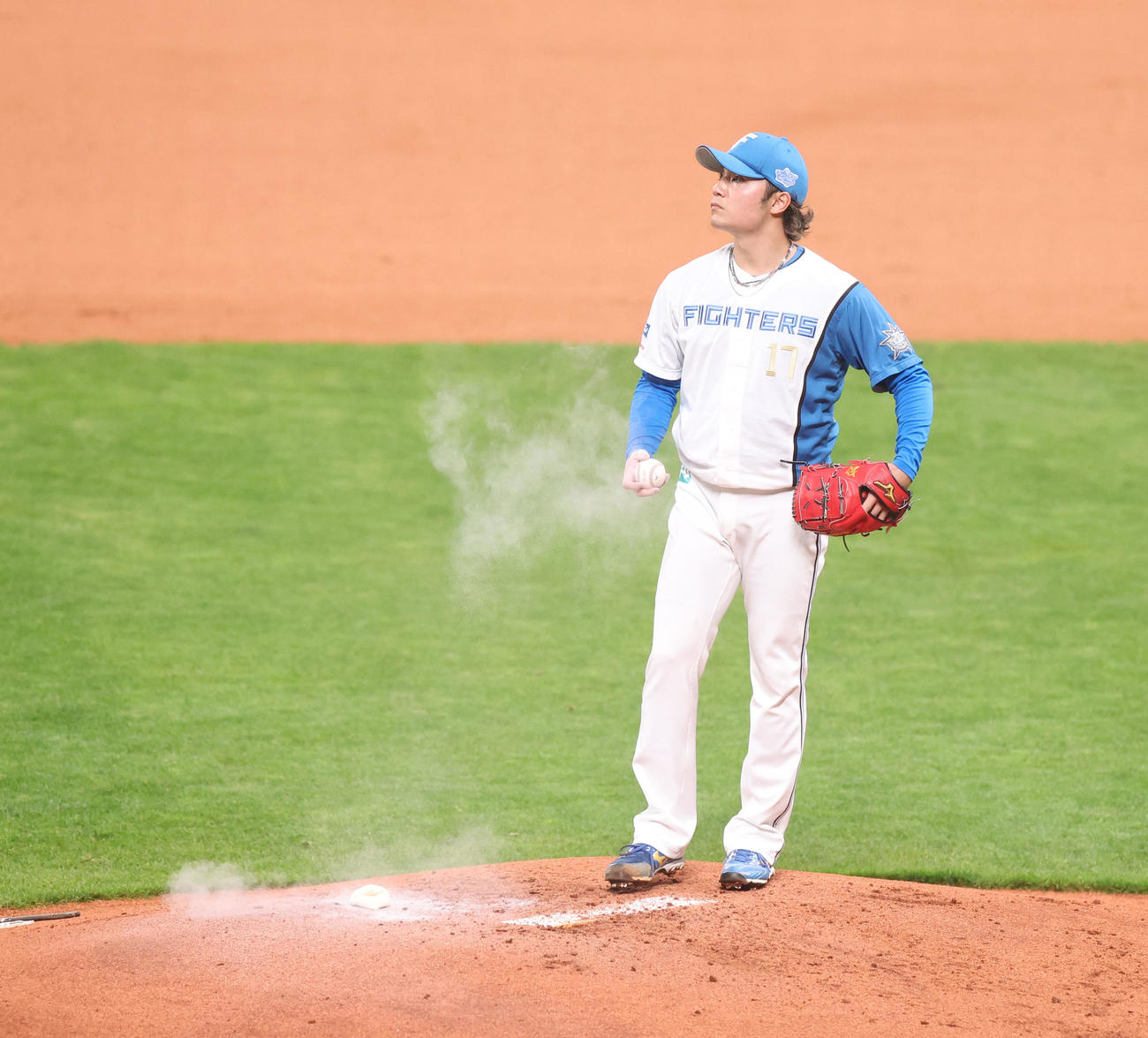 日本ハム対オリックス　失点しマウンドでロジンをつけ直す日本ハム伊藤（撮影・佐藤翔太）