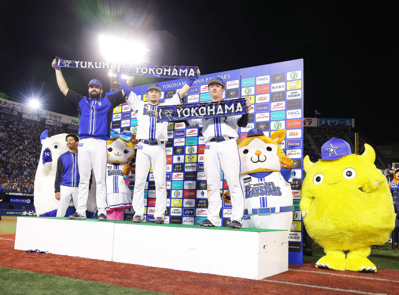 DeNA対ヤクルト　ヤクルトに勝利し、お立ち台で写真に納まる、左からガゼルマン、伊藤、牧（撮影・河田真司）