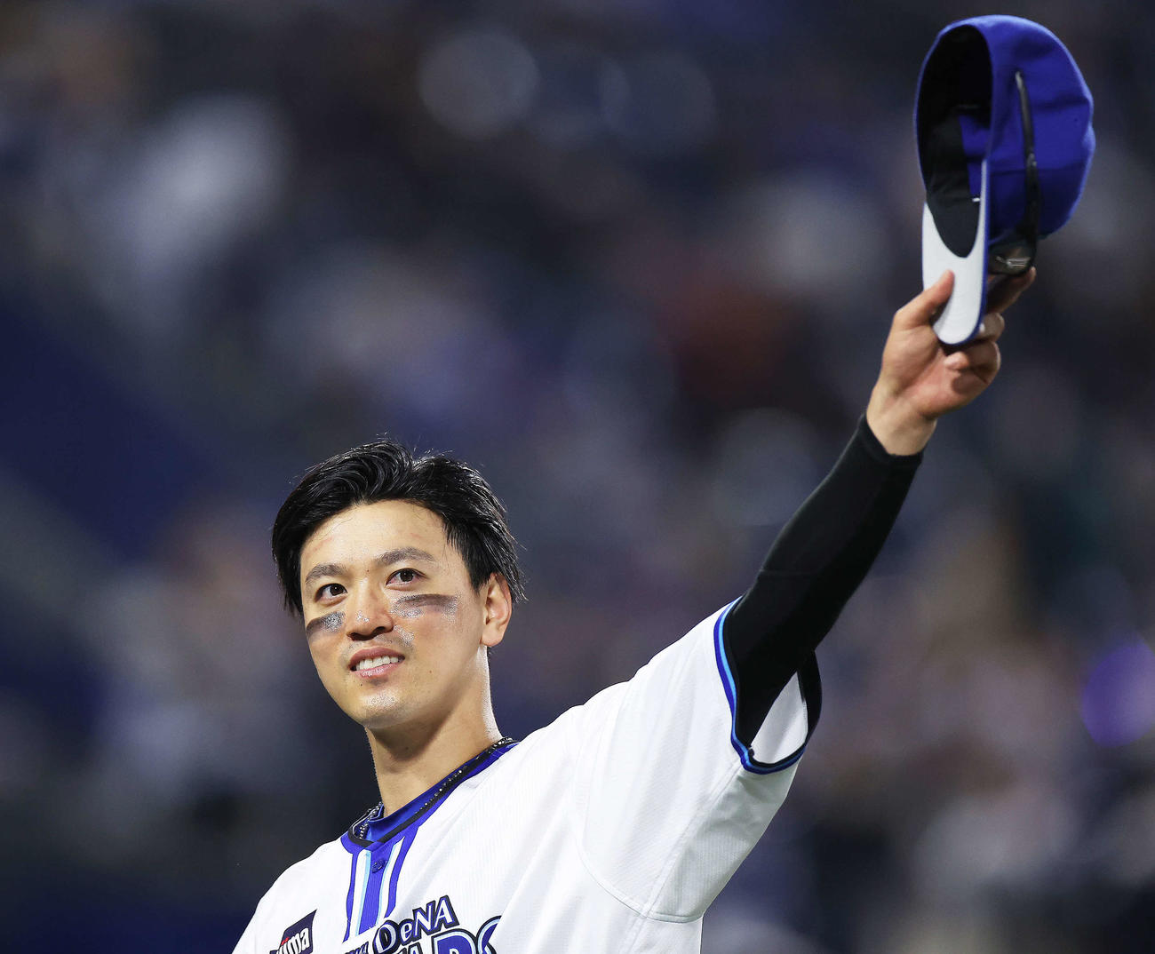 DeNA対ヤクルト　ヤクルトに勝利し、観客席にあいさつするDeNA関根（撮影・河田真司）