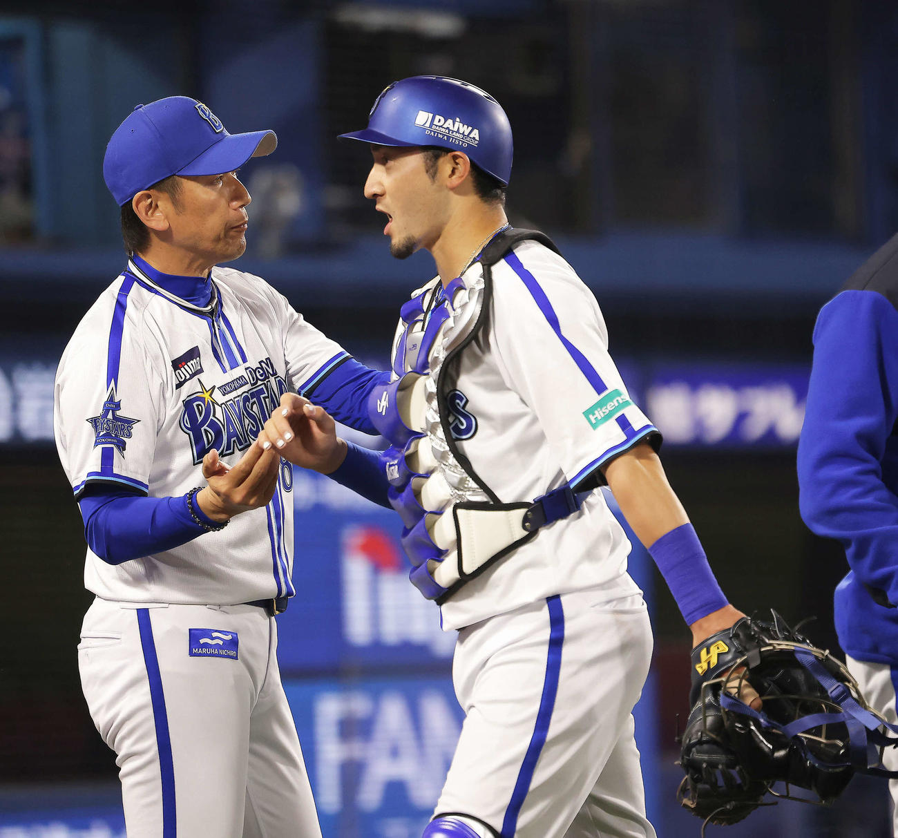 DeNA対ヤクルト　ヤクルトに勝利し、伊藤（右）らナインを迎える三浦監督（撮影・河田真司）