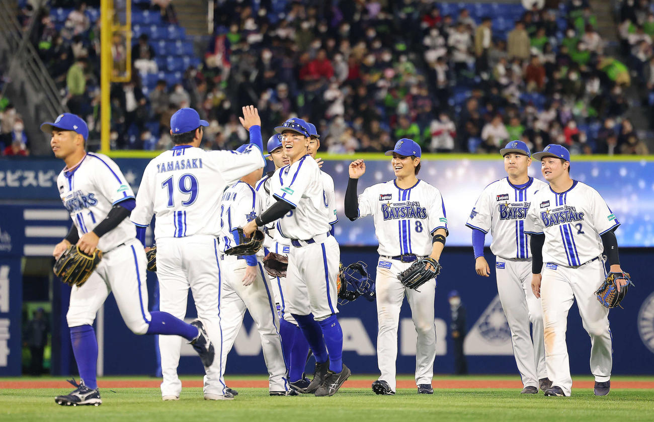 DeNA対ヤクルト　ヤクルトに勝利し、笑顔を見せるDeNAナイン（撮影・河田真司）
