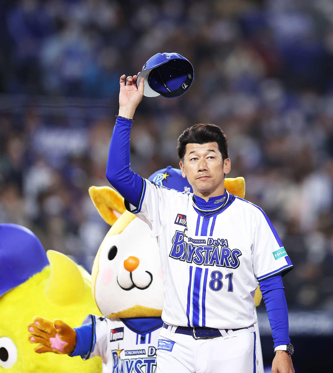 DeNA対ヤクルト　ヤクルトに勝利し、観客席にあいさつするDeNA三浦監督（撮影・河田真司）