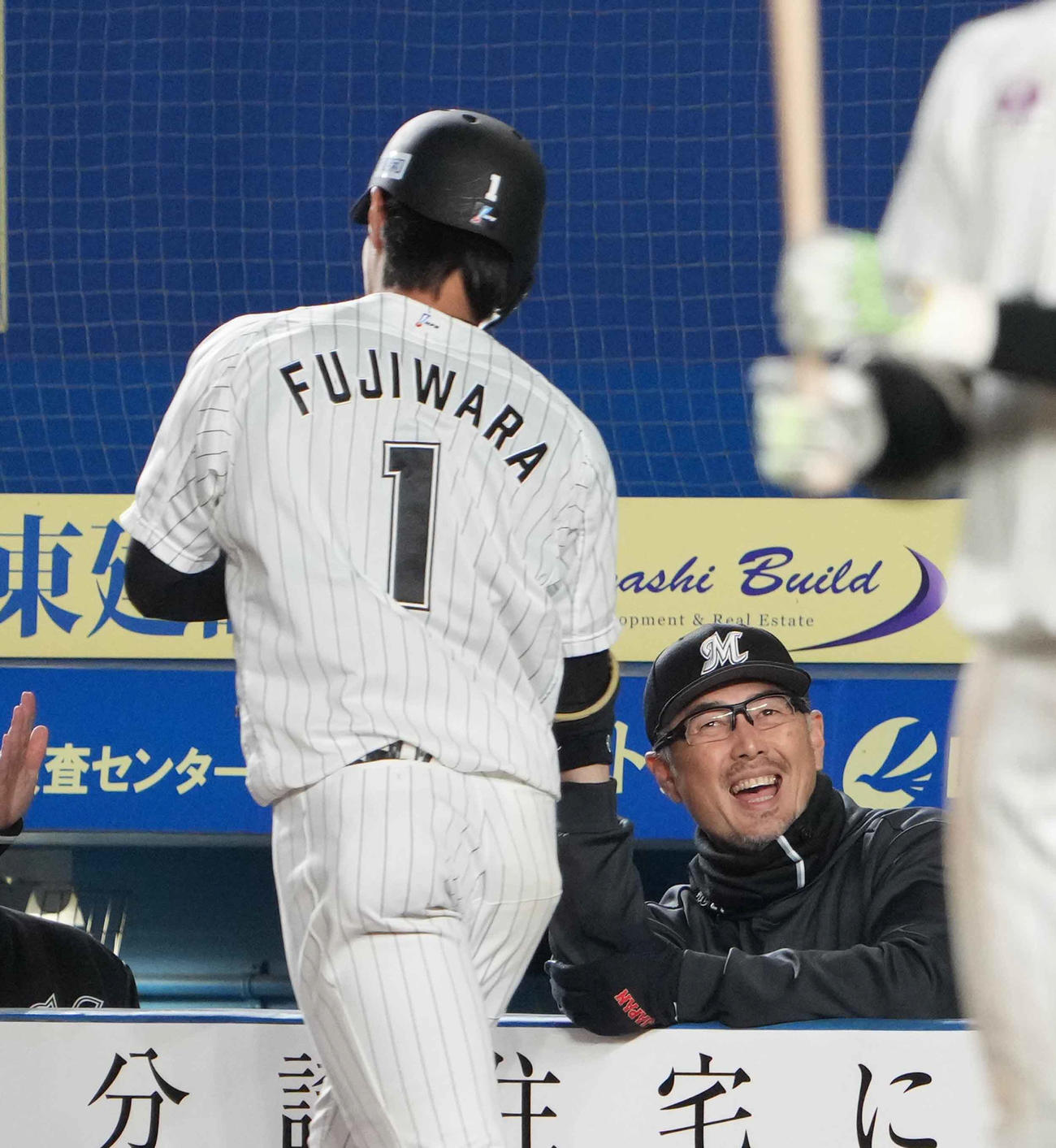 ロッテ対西武　8回裏ロッテ無死、藤原は右越えにソロ本塁打を放ちベンチの吉井監督（右）の祝福を受ける（撮影・小沢裕）