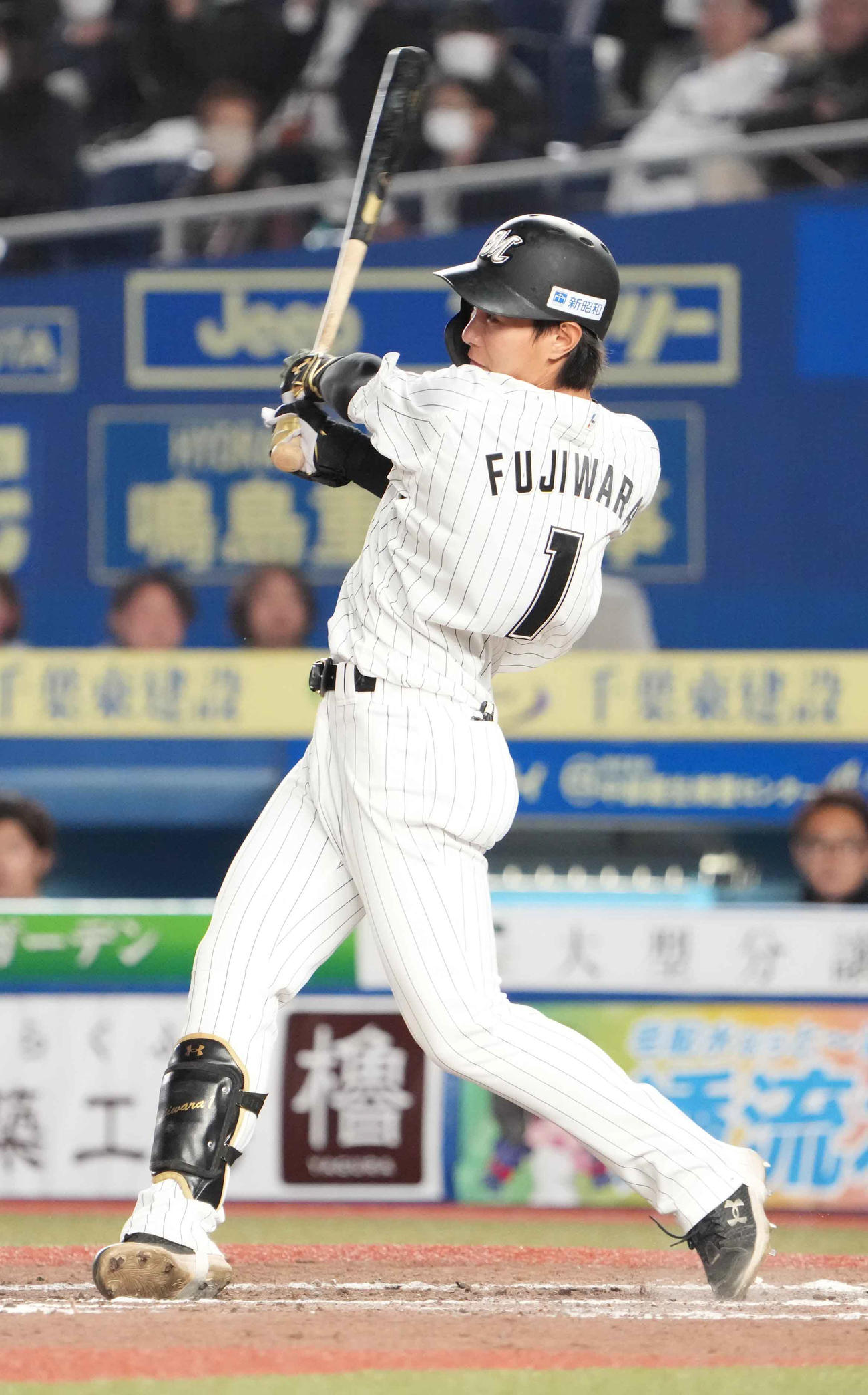 ロッテ対西武　8回裏ロッテ無死、藤原は右越えにソロ本塁打を放つ（撮影・小沢裕）