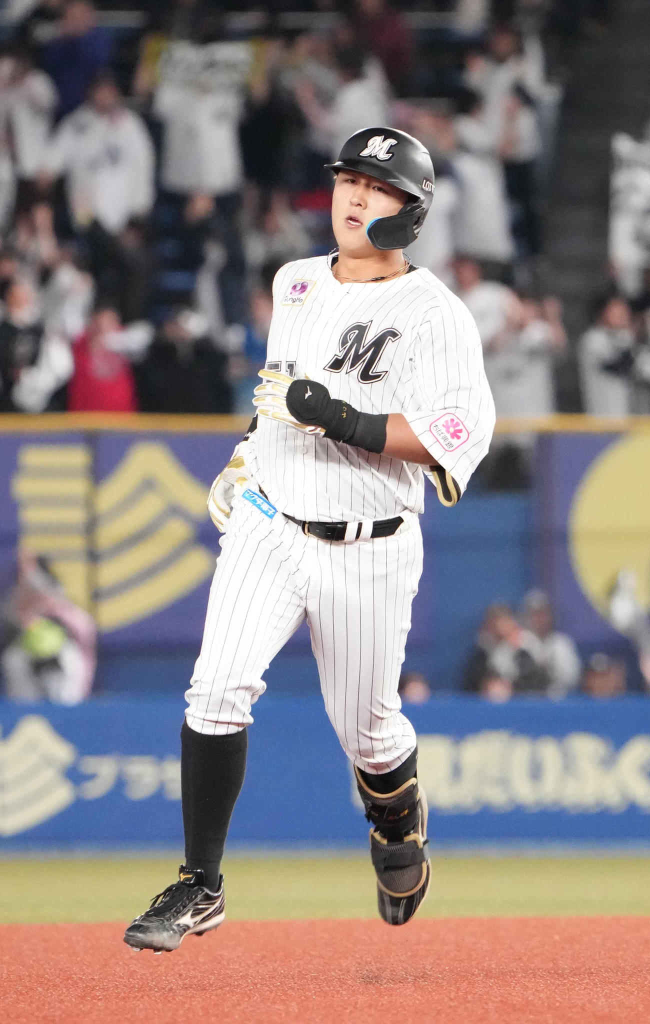 ロッテ対西武　9回裏ロッテ無死、山口は左越えにソロ本塁打を放ち三塁へ向かう（撮影・小沢裕）