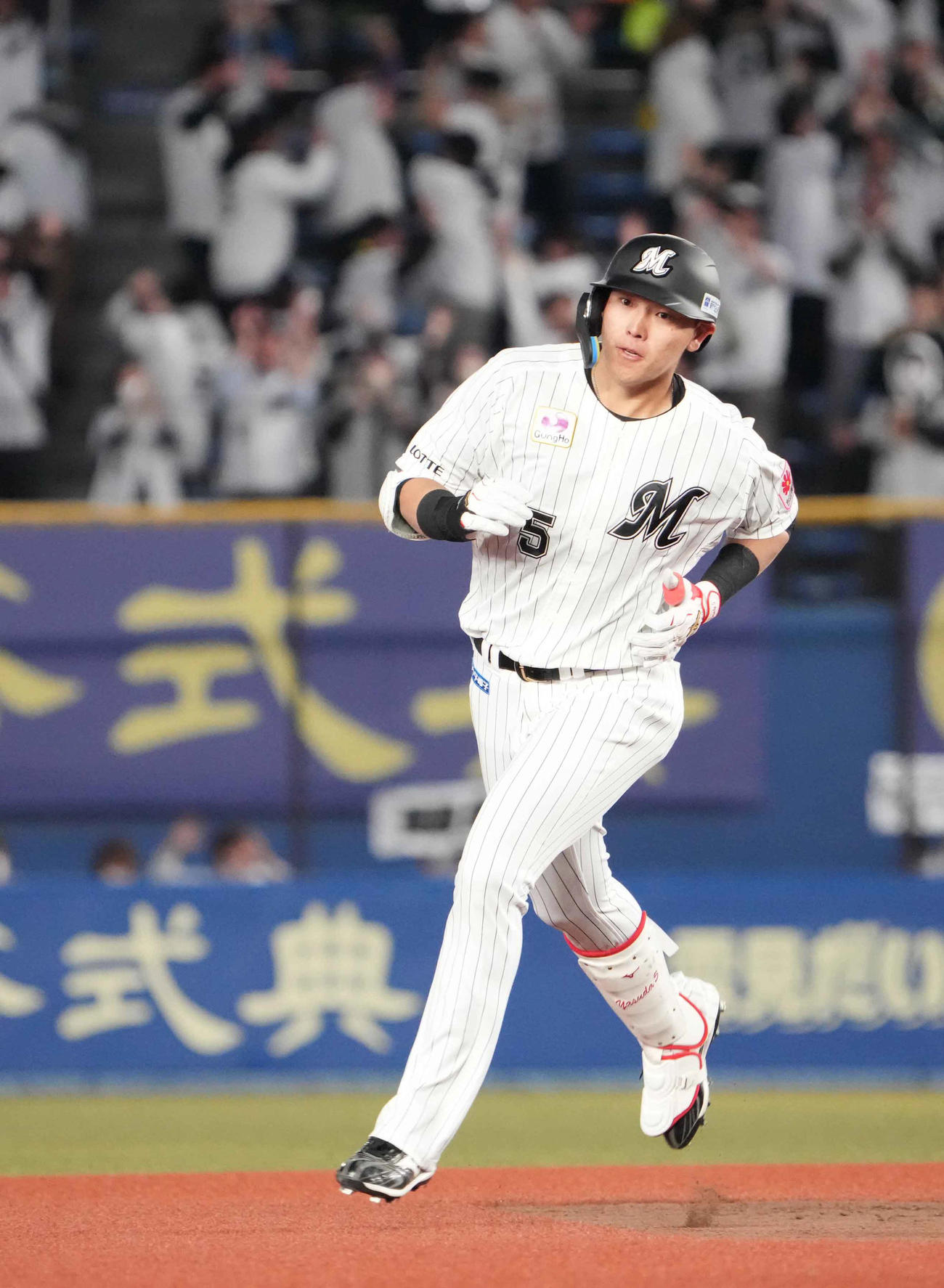 ロッテ対西武　2回裏ロッテ1死、安田は右越えにソロ本塁打を放ち三塁へ向かう（撮影・小沢裕）