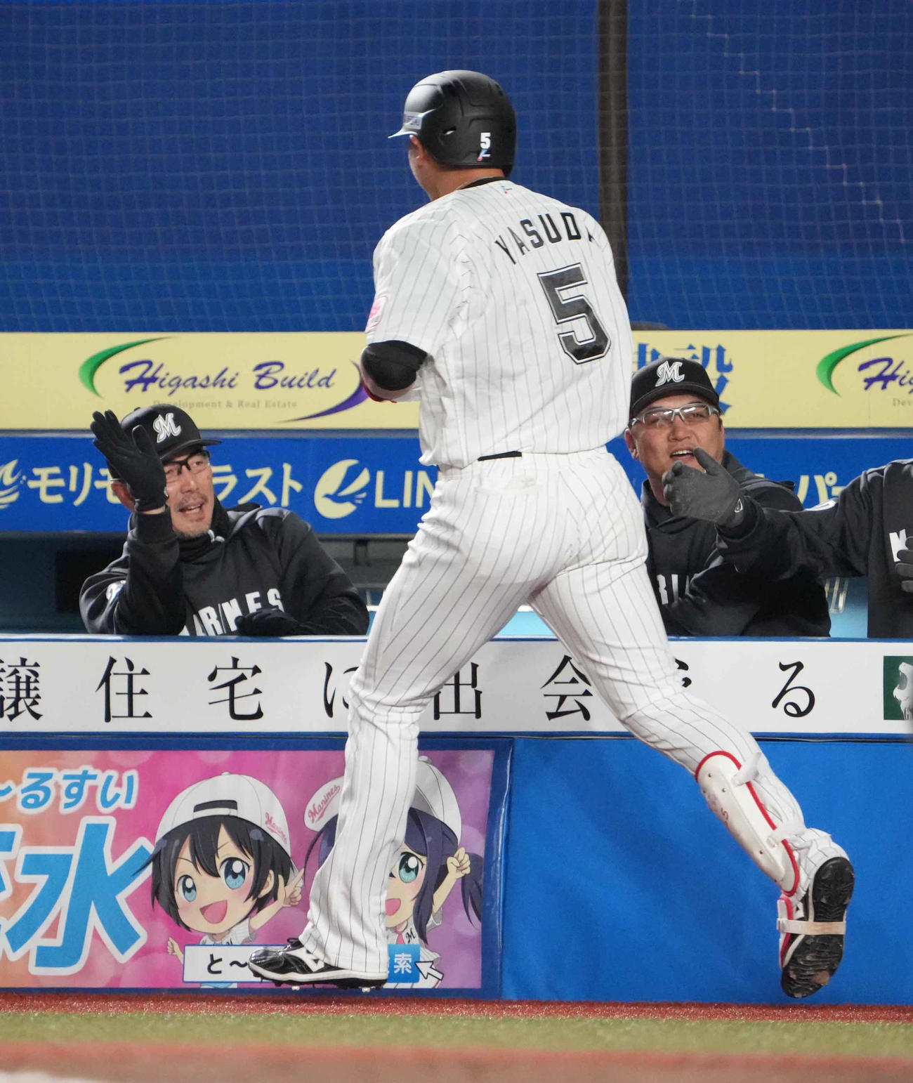 ロッテ対西武　2回裏ロッテ1死、安田は右越えにソロ本塁打を放ちベンチの吉井監督（左）の祝福を受ける（撮影・小沢裕）