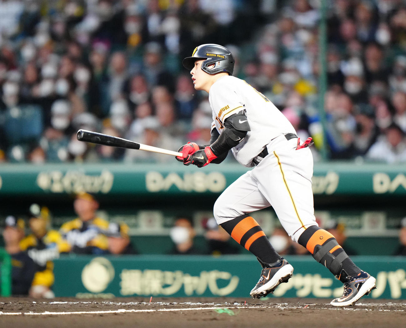 阪神対巨人　3回表巨人無死二塁、中前適時打を放つ岡本和（撮影・江口和貴）
