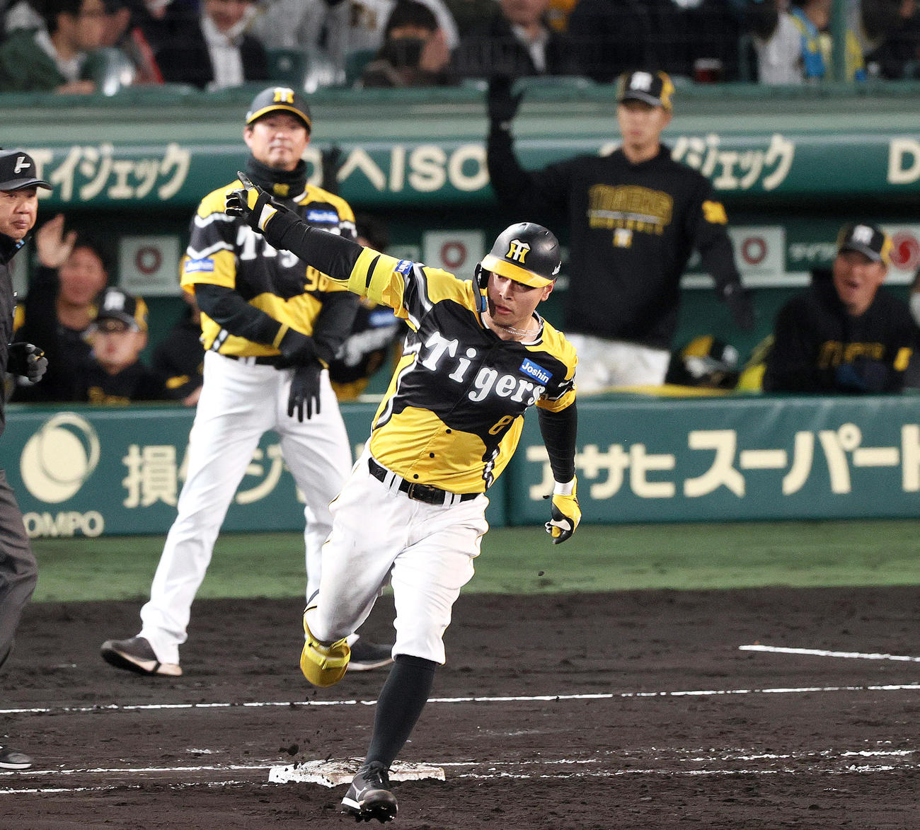 阪神対巨人　5回裏阪神無死、佐藤輝（手前）は右越え本塁打を放ちダイヤモンドを1周する（撮影・上山淳一）