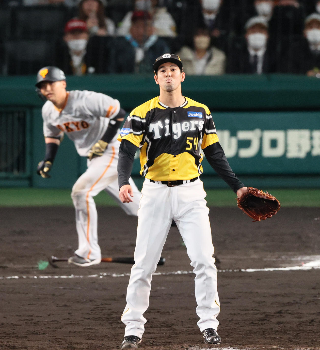 阪神対巨人　6回表巨人1死、加治屋（手前）は吉川を中飛に仕留める（撮影・上山淳一）
