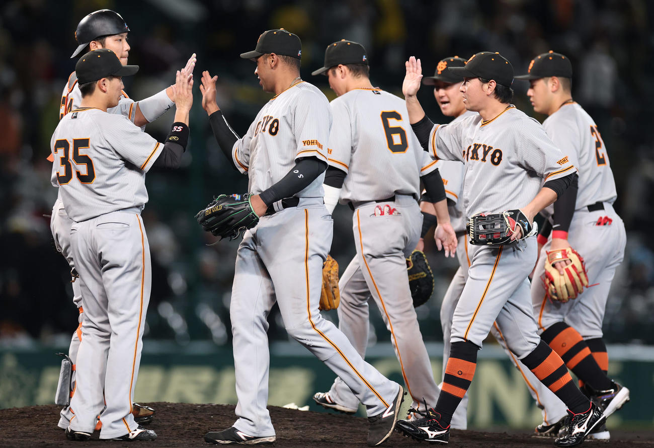 阪神対巨人　阪神に勝利し、タッチ交わす巨人ナイン（撮影・前田充）