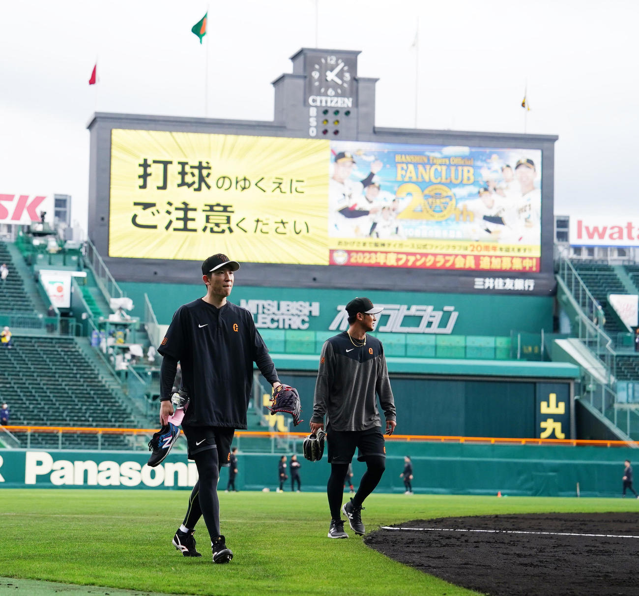 阪神対巨人　試合前練習に臨む巨人戸郷（左）（撮影・江口和貴）