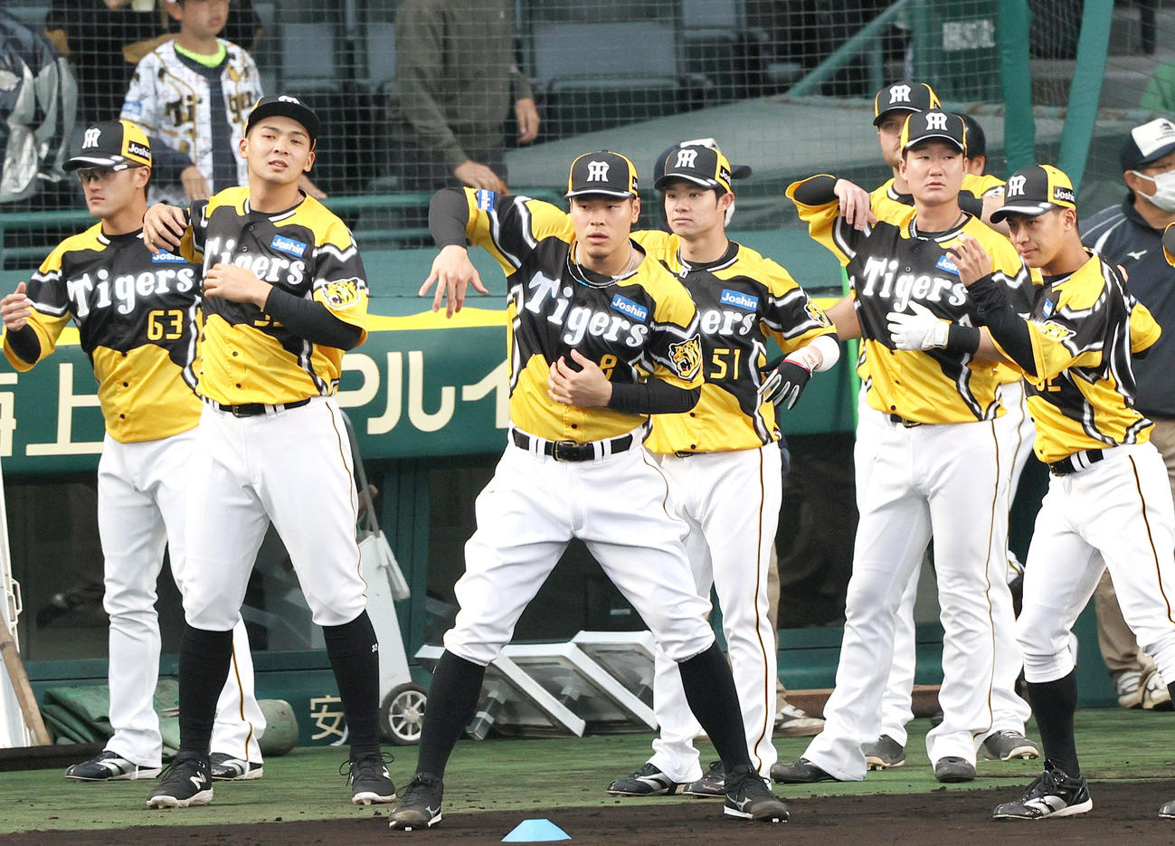 阪神対巨人　ウル虎イエローユニホームを着てアップする阪神ナイン（撮影・上山淳一）