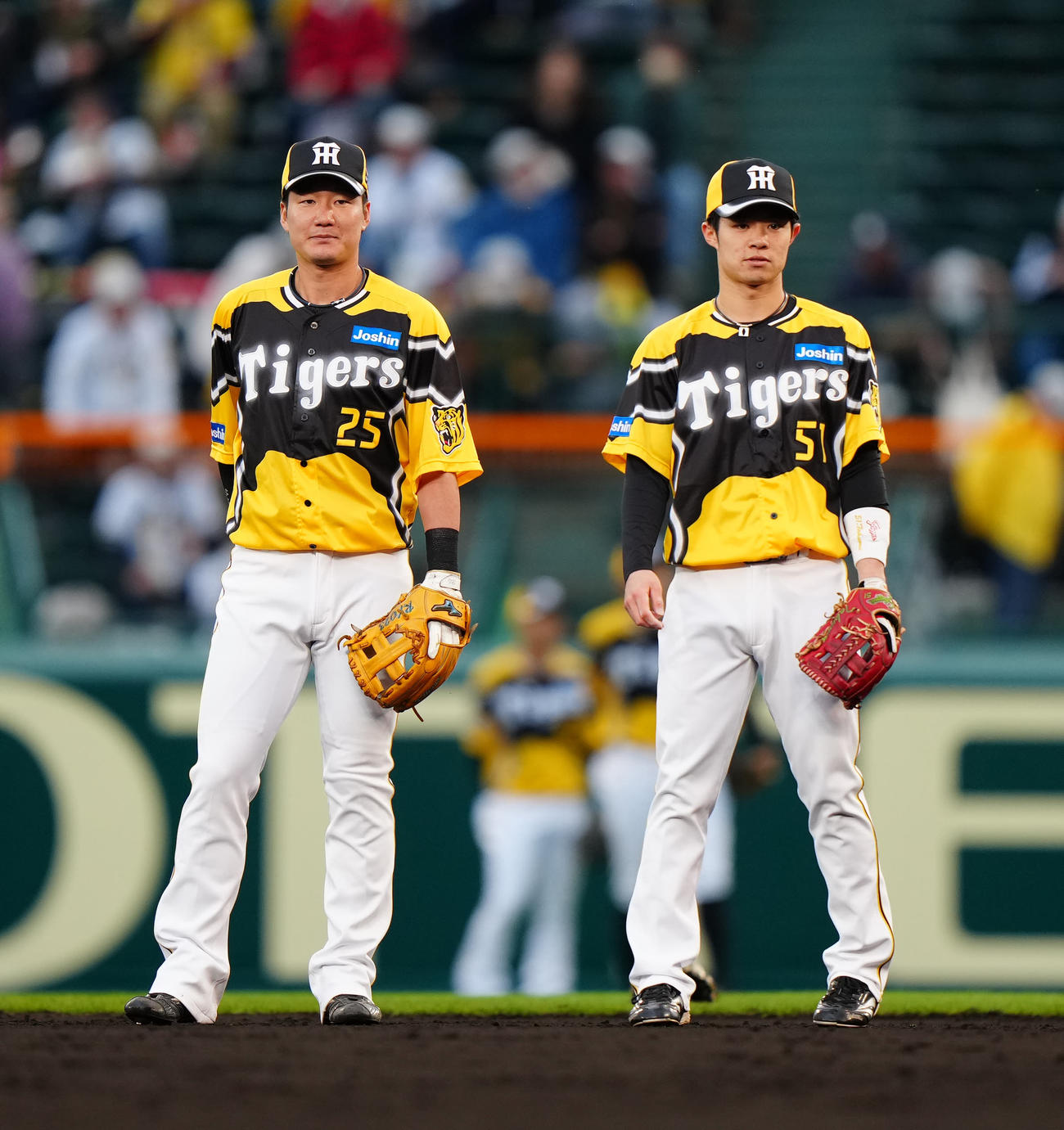 阪神対巨人　試合前、「ウル虎イエローユニホーム」を着用する阪神渡辺諒（左）と中野（撮影・江口和貴）