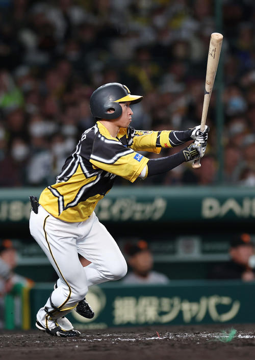 阪神対巨人 5回裏阪神無死二、三塁、中前適時打を放つ近本(撮影・前田充)