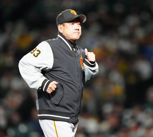 阪神対巨人 7回裏途中で巨人先発の戸郷の降板を告げた原監督(撮影・江口和貴)