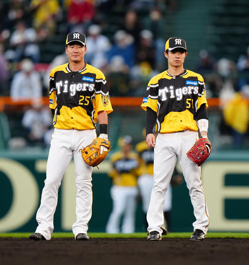 阪神対巨人 試合前、「ウル虎イエローユニホーム」を着用する阪神渡辺諒(左)と中野(撮影・江口和貴)