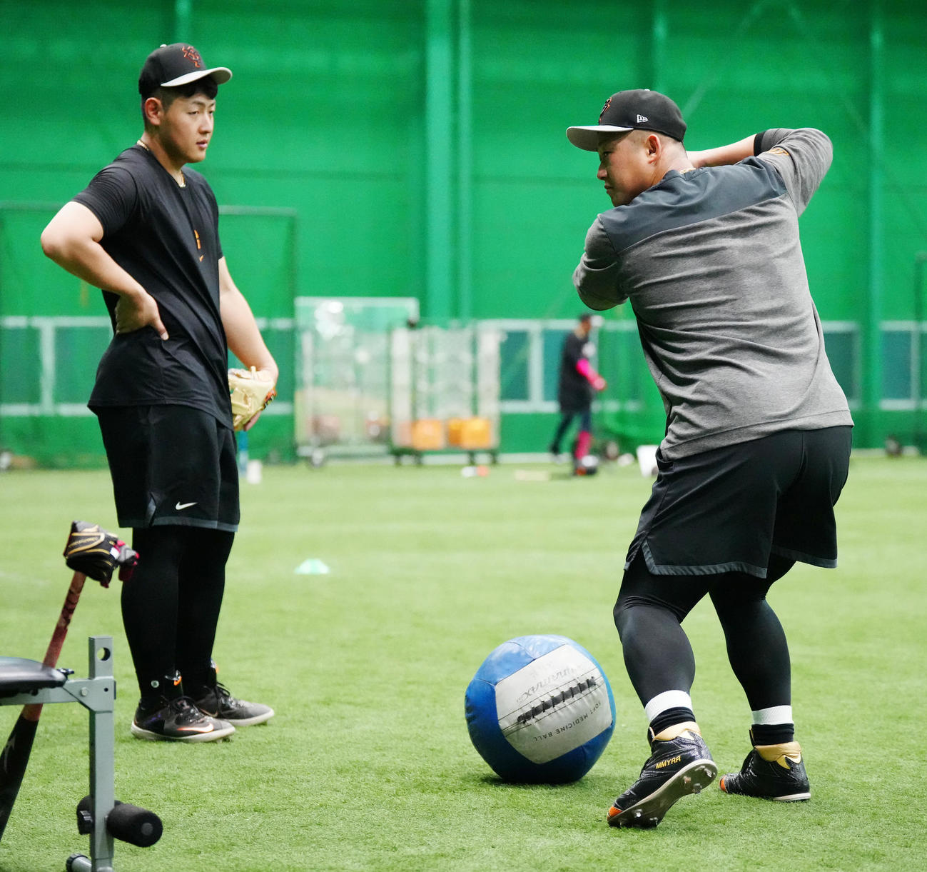 室内で練習する巨人中田翔（右）と岡本和（2023年4月25日撮影）