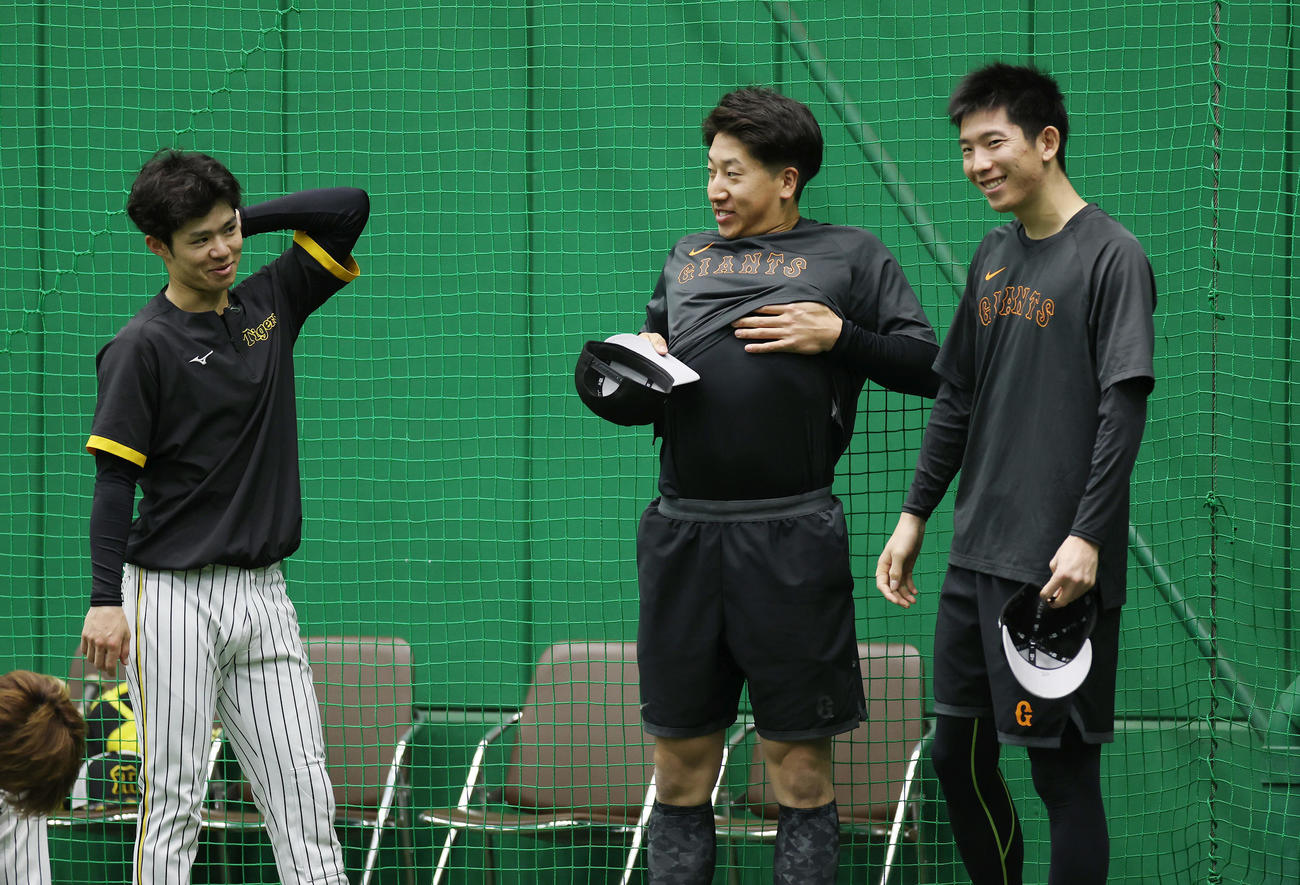 阪神対巨人　阪神中野（左）と言葉を交わす巨人戸郷（右）、大勢（中央）（撮影・前田充）