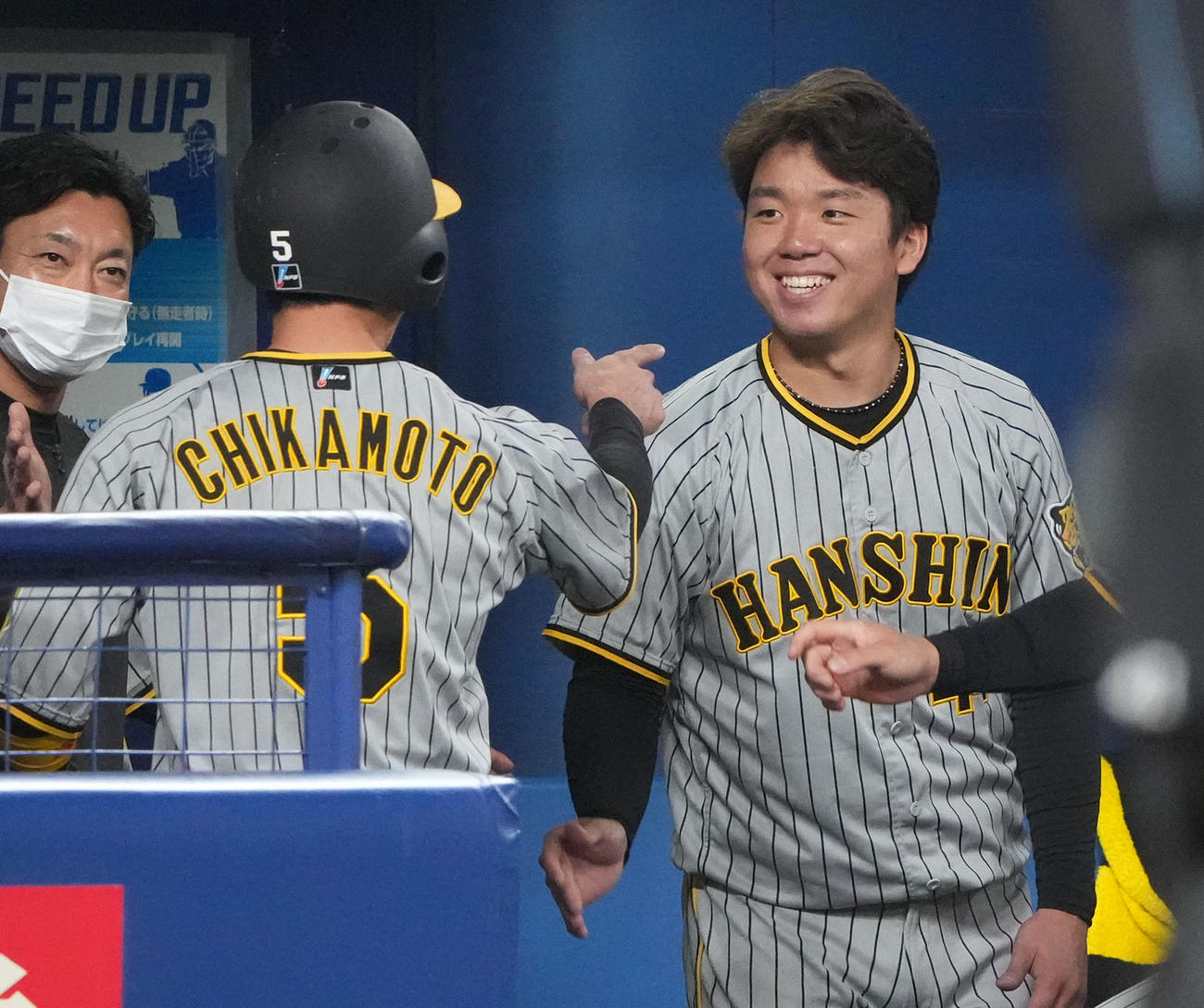 22日の中日戦で、生還した近本に声をかけられ笑顔の村上（右）（23年4月22日撮影）
