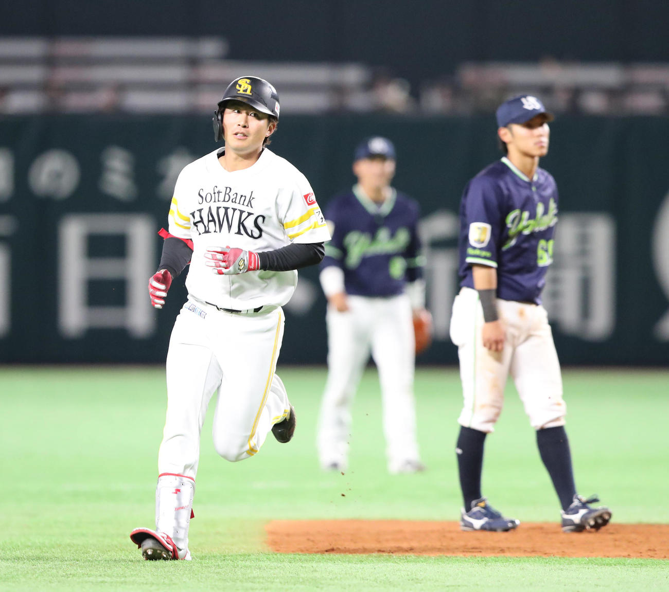 ヤクルトとのオープン戦で本塁打を放ち、ダイヤモンドを回るソフトバンク川村（23年3月9日撮影）