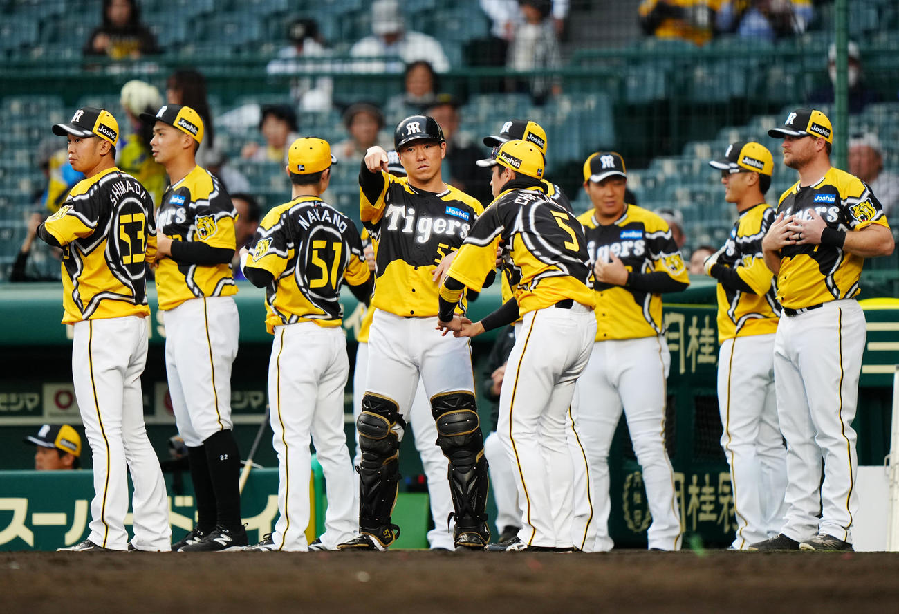 阪神対巨人　試合前、「ウル虎イエローユニホーム」を着用する阪神の選手たち（撮影・江口和貴）