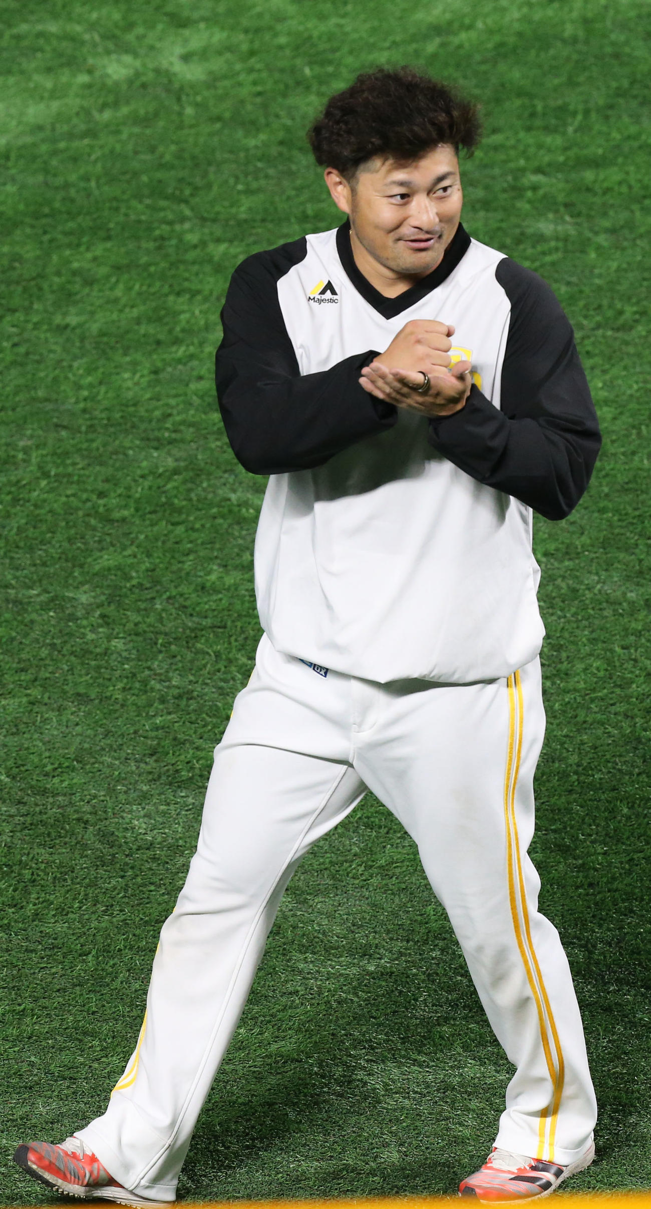 試合前の練習中に大根おろしポーズをするソフトバンク森（撮影・冨田成美）