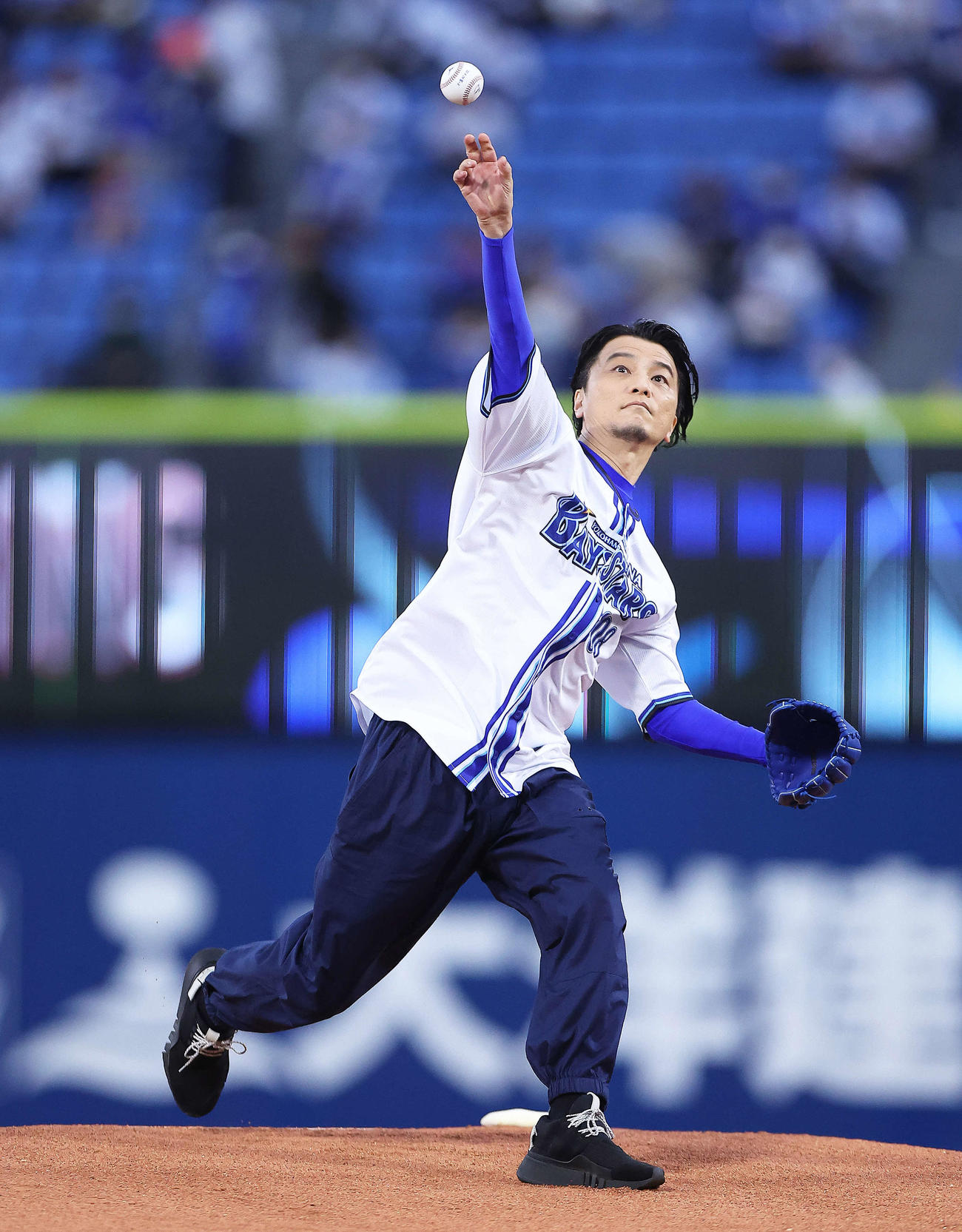 DeNA対ヤクルト　試合前、セレモニアルピッチを務めるKREVA（撮影・河田真司）
