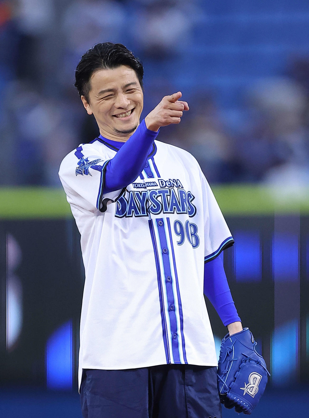 DeNA対ヤクルト　試合前、セレモニアルピッチを終えるKREVA（撮影・河田真司）