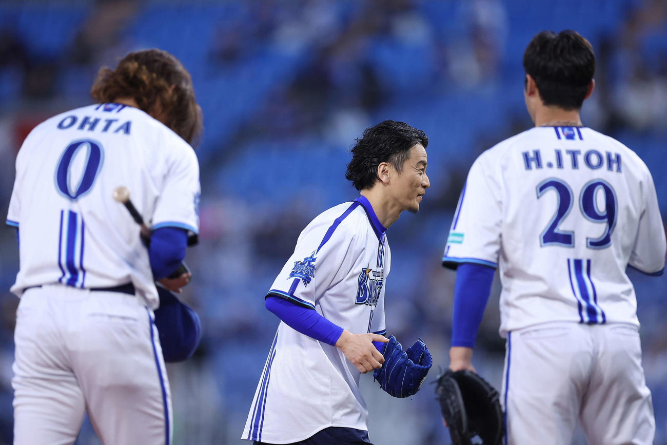 DeNA対ヤクルト　試合前、セレモニアルピッチを終え、打者大田（左）捕手伊藤（右）にあいさつし引き揚げるKREVA（撮影・河田真司）