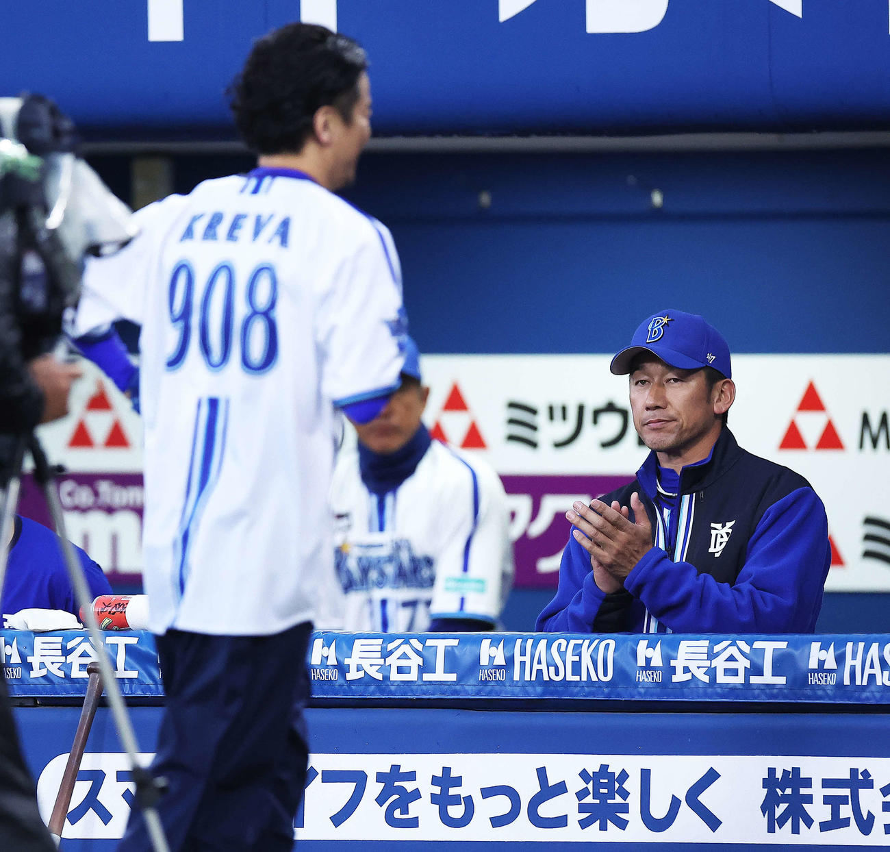 DeNA対ヤクルト　試合前、セレモニアルピッチを務めたKREVA（左）に拍手するDeNA三浦監督（撮影・河田真司）