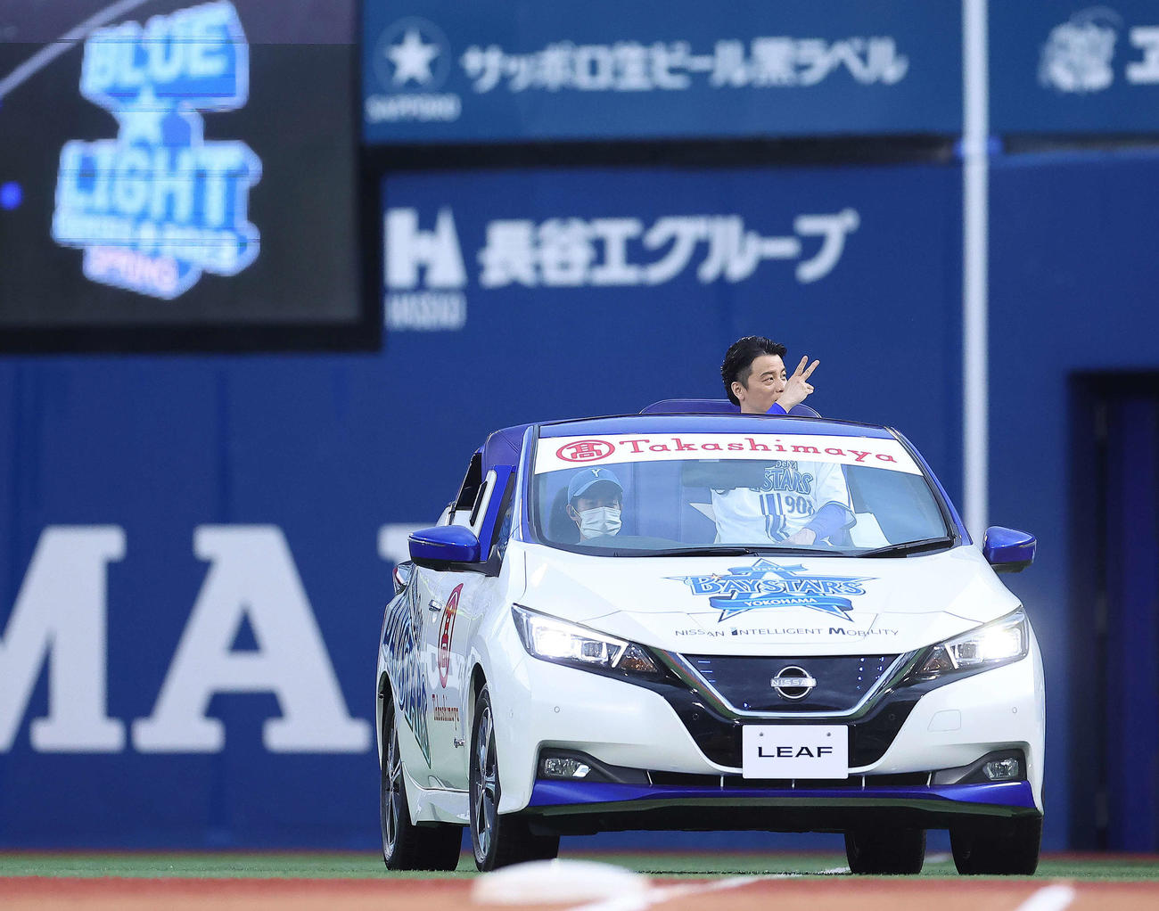 DeNA対ヤクルト　試合前、セレモニアルピッチで入場するKREVA（撮影・河田真司）