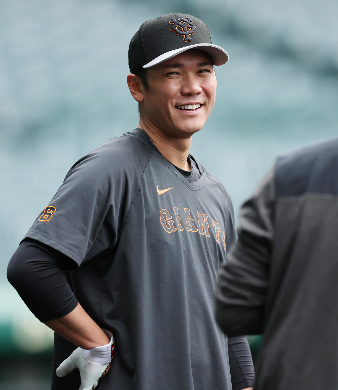 阪神対巨人　試合前練習で笑顔を見せる巨人坂本（撮影・前田充）