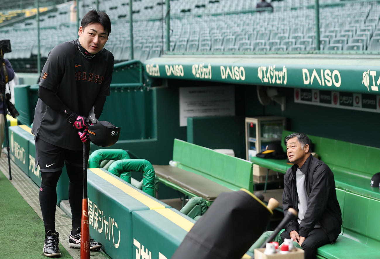 阪神対巨人　試合前練習で阪神川藤OB会長（右）にあいさつする巨人丸（撮影・前田充）