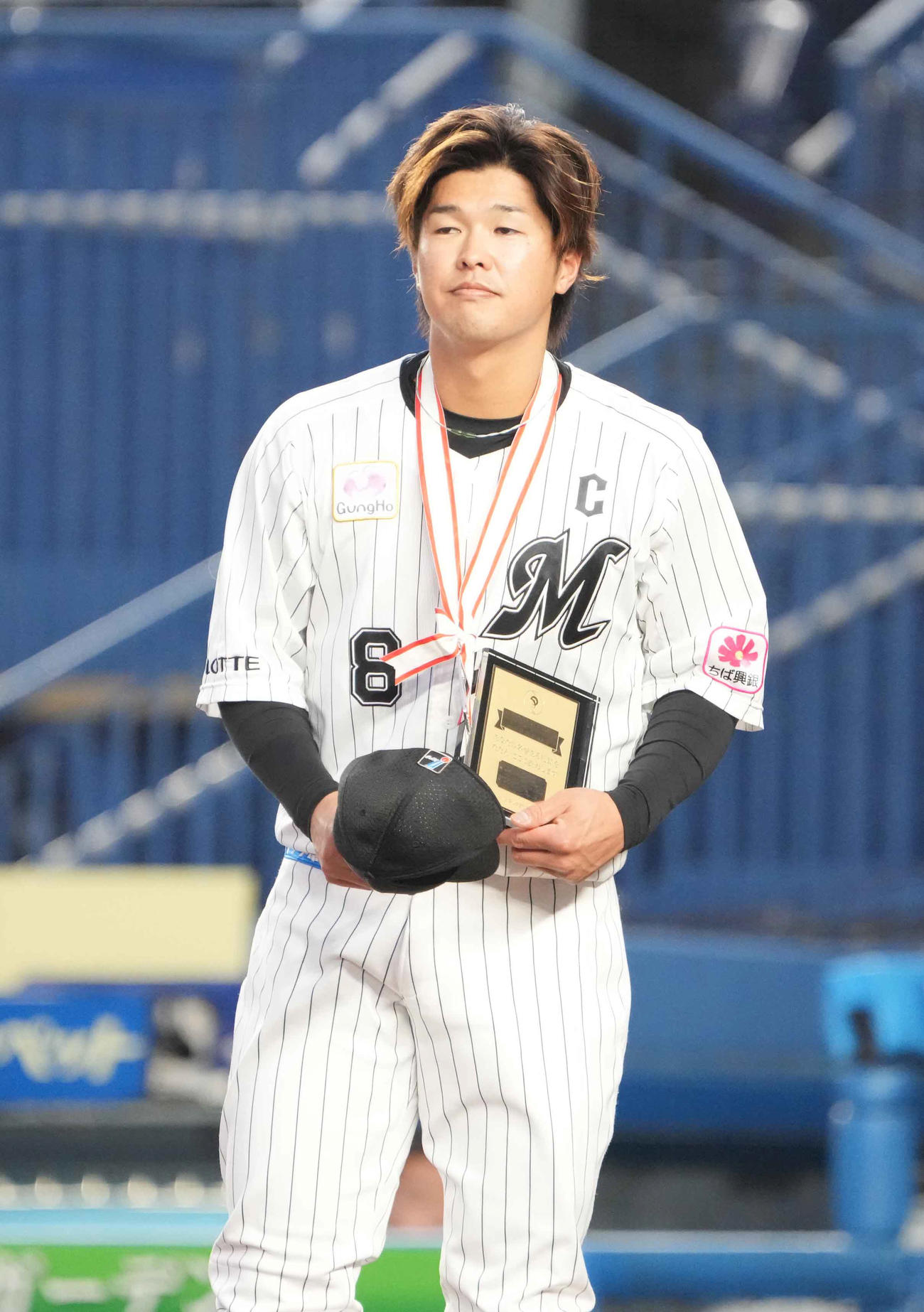 ロッテ対西武　プロ入り通算1000試合出場の表彰を受けるロッテ中村奨（撮影・小沢裕）