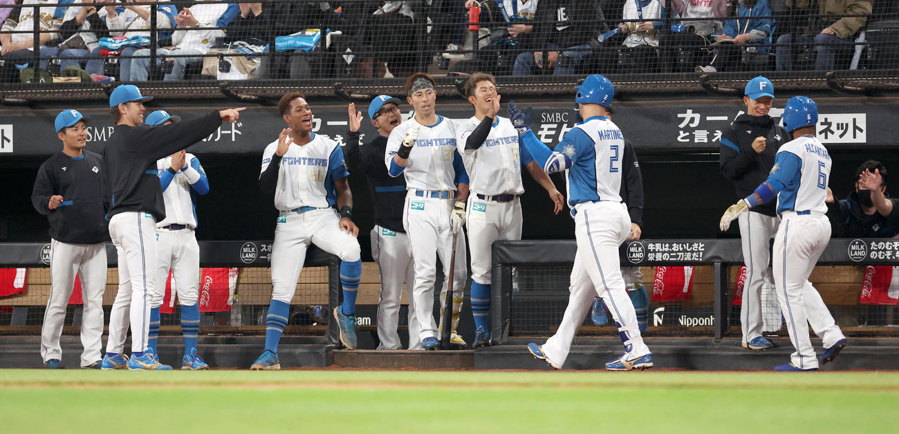 日本ハム対オリックス　2回裏日本ハム無死一塁、左越え2点本塁打を放ったマルティネスはナインに出迎えられる（撮影・佐藤翔太）