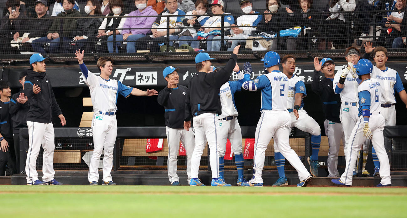 日本ハム対オリックス　2回裏日本ハム無死一塁、左越え2点本塁打を放ったマルティネスはナインに出迎えられる（撮影・佐藤翔太）