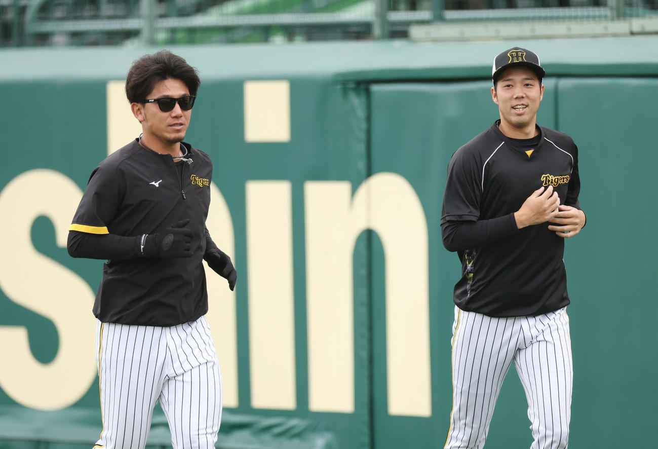 阪神対巨人　言葉を交わしながらウオーミングアップする阪神伊藤将（左）と青柳（撮影・前田充）
