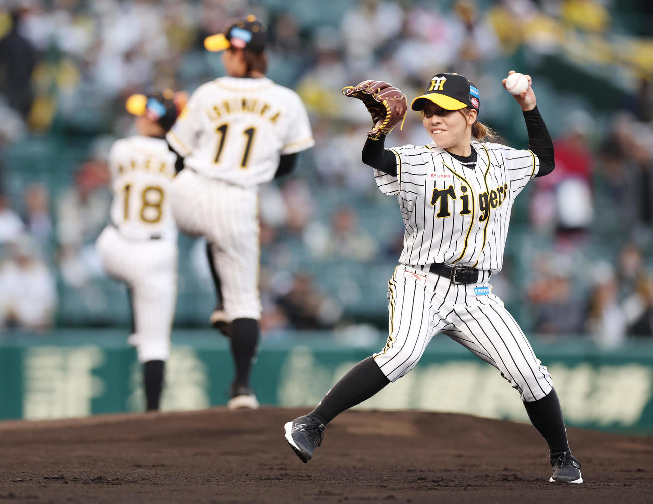 阪神対巨人　ファーストピッチセレモニーで投球する、手前からタイガースWomenの半田、石村、前田祐（撮影・前田充）